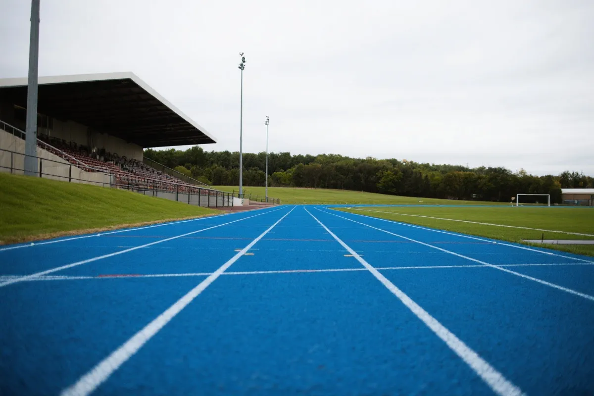 运动跑道与训练氛围